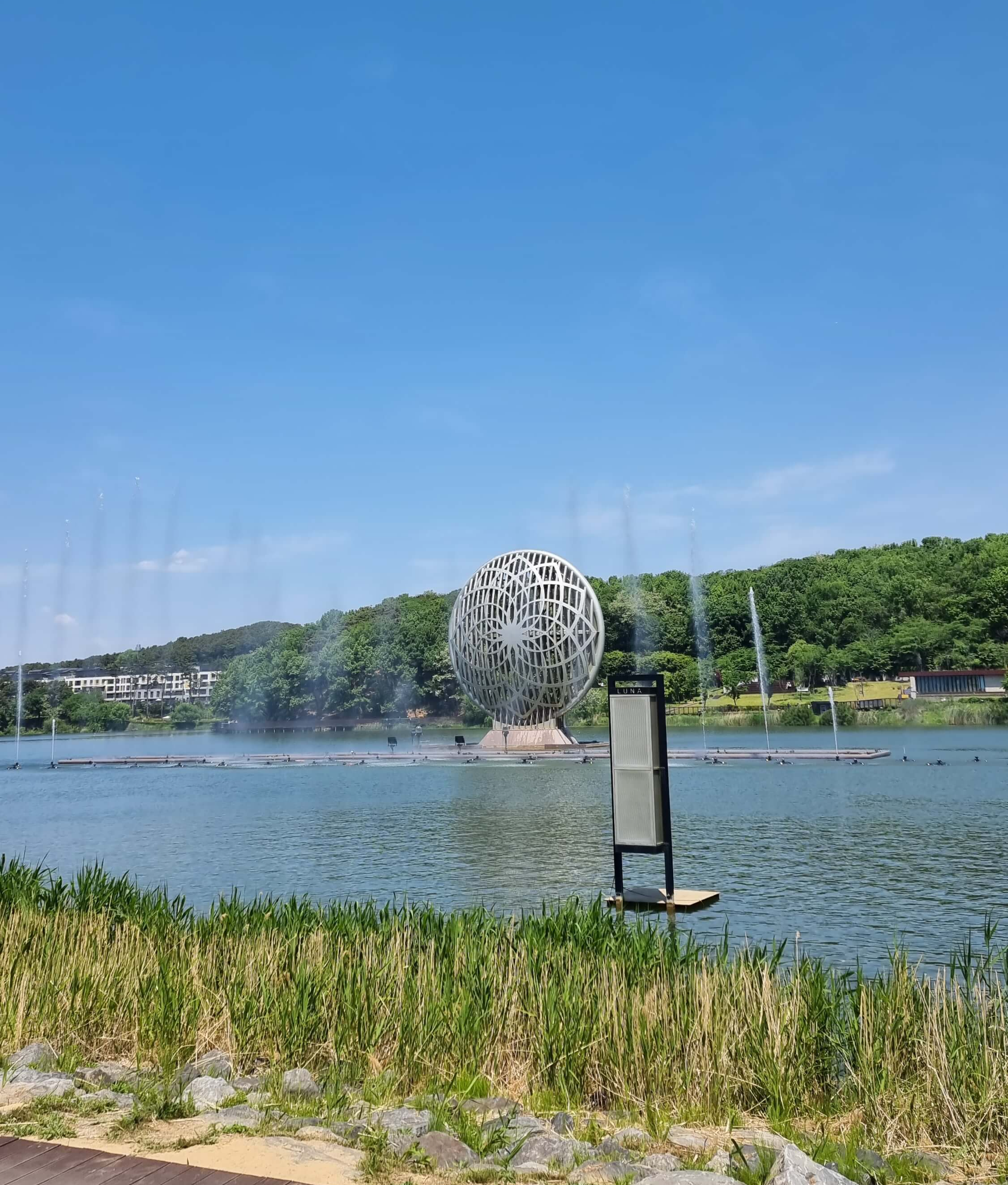 호수공원 산책로를 따라 음악분수가 펼쳐집니다.