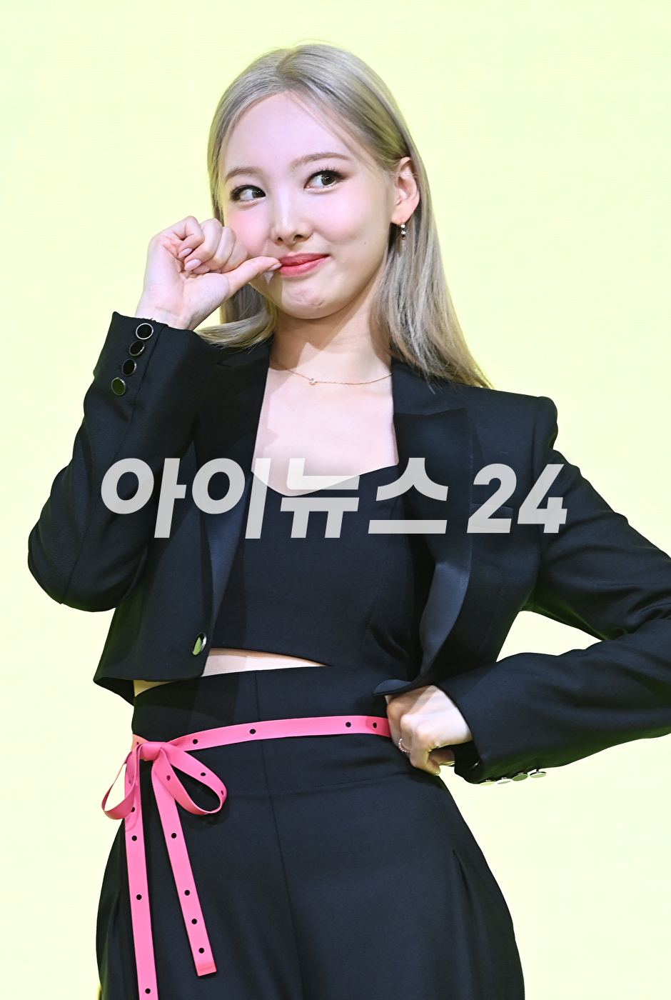 트와이스 나연이 24일 오전 서울 여의도 페어몬트호텔에서 진행된 첫 솔로 앨범 '아이엠 나연(IM NAYEON)' 쇼케이스에 참석하고 있다. [사진=정소희 기자]