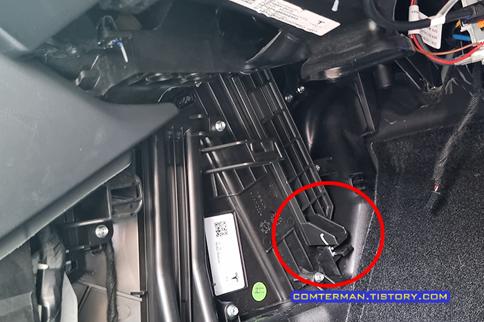 테슬라 모델3 하이랜드 에어컨 필터 덮개 방향