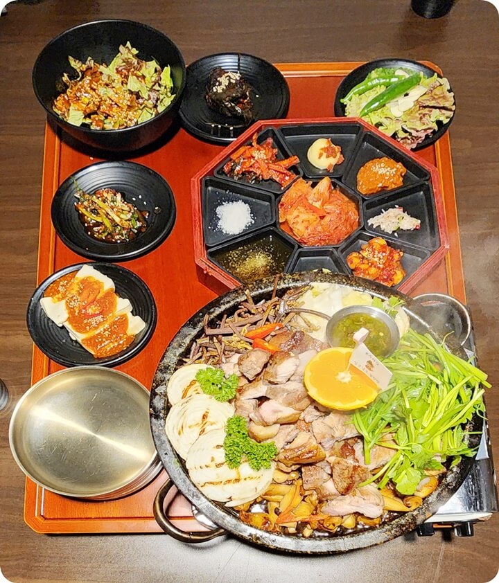 식탁위에 놓인 음식 상