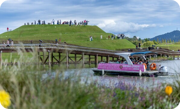 순천만국가정원 낙우송길 관람객들 [사진 : 순천시 제공]