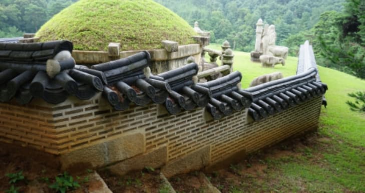 구리 동구릉에 위치한 선조의 능인 목릉 곡장 외측면. 전통 기와 담장과 봉분이 함께 보이는 조선왕릉 부속시설 전경.