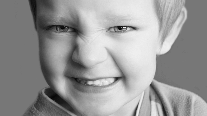 이가 시린 이유가 되는 이갈이를 하고 있는 아이