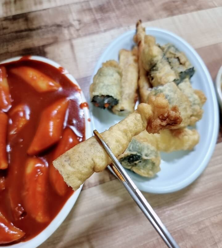 튀김 젓가락으로 들어올림