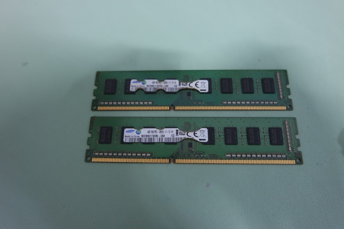 메모리 카드의 라벨지가 불탄 흔적이 보입니다.