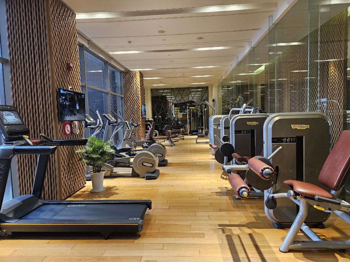 다양한 기구를 갖춘 헬스장