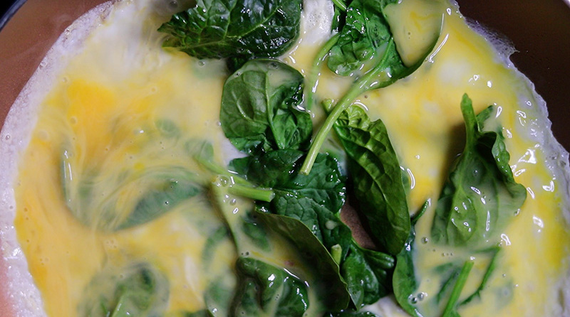 시금치 달걀을 반 익힌 상태