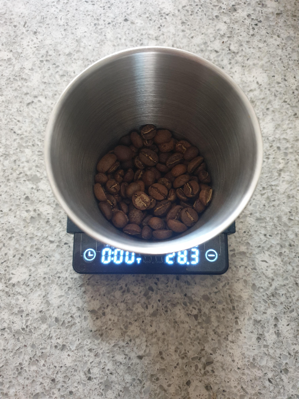 저울 위에 28.3.g의 원두가 올려져 있다. 