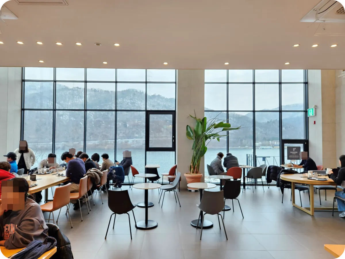 투썸-서종리버사이드점-2층-카페-실내