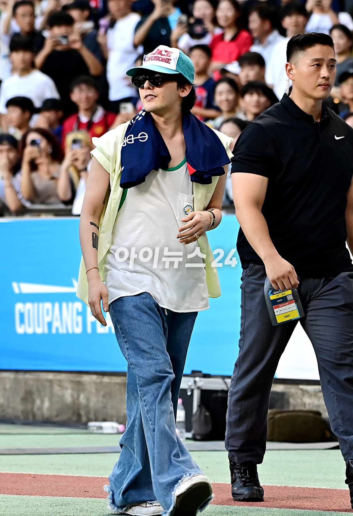 지드래곤이 3일 부산아시아드주경기장에서 열린 PSG와 전북 현대와의 쿠팡플레이 시리즈 3차전을 관전한 뒤 경기장을 나서고 있다. [사진=곽영래 기자]