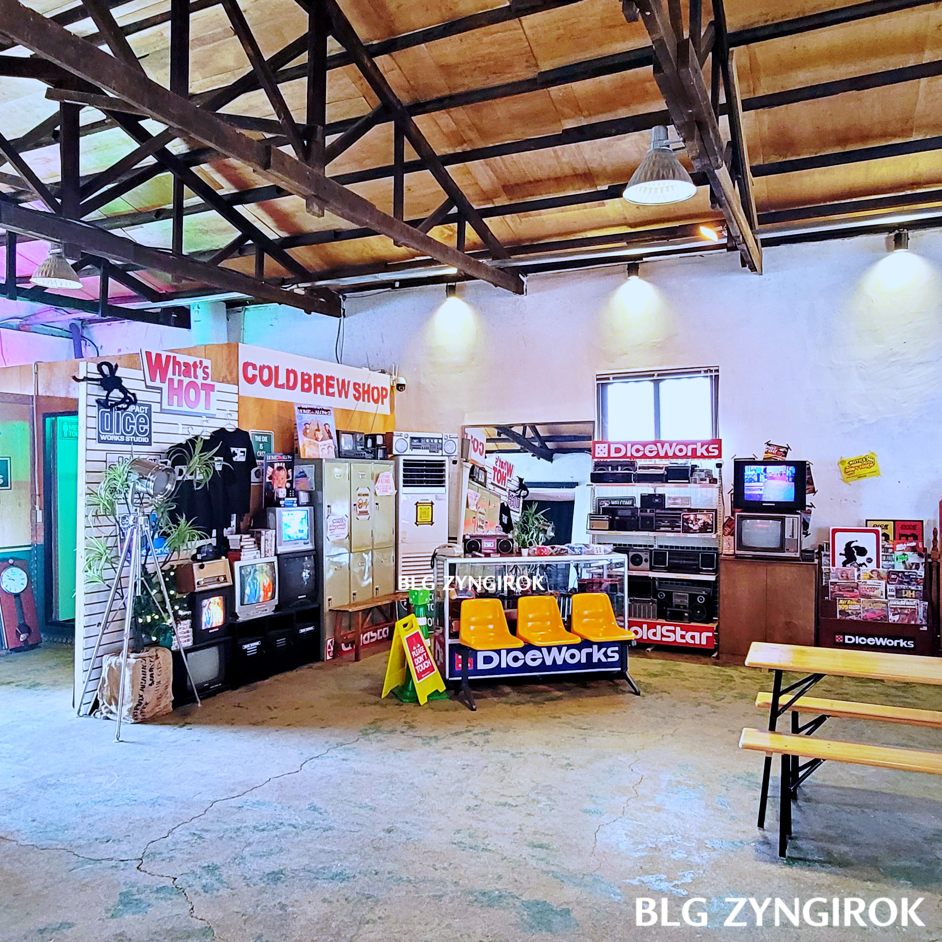 양주 카페 DICE WORKS - 내부 레트로 장식 모습이다.