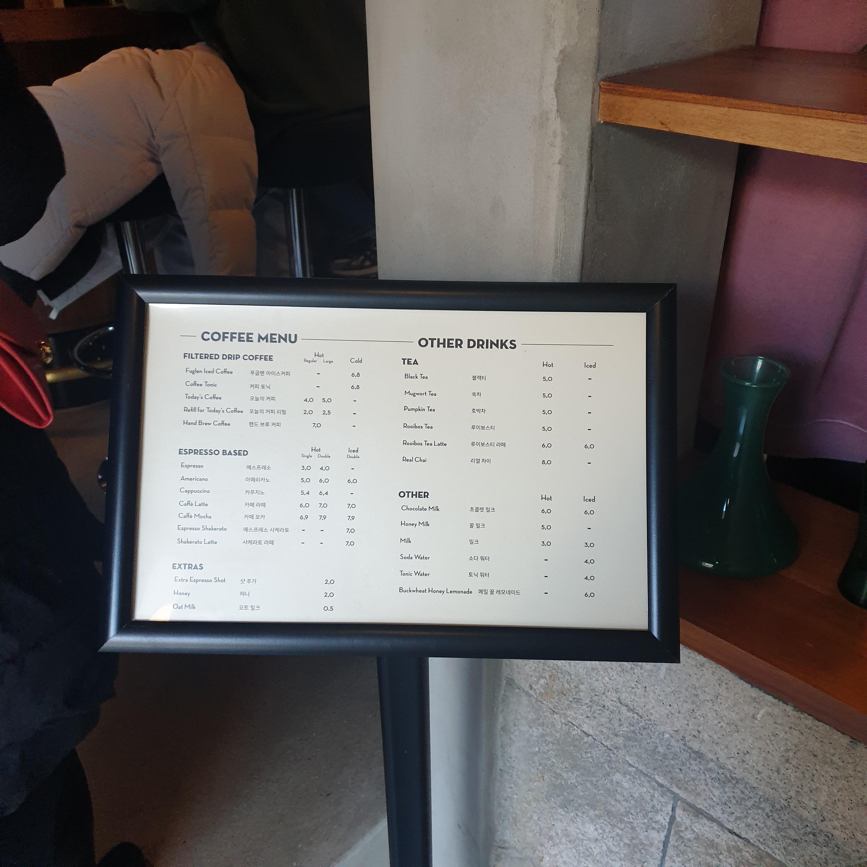 푸글렌 서울(Fuglen Seoul), 노르딕 커피를 맛볼 수 있는 상수역 카페_입구 메뉴판