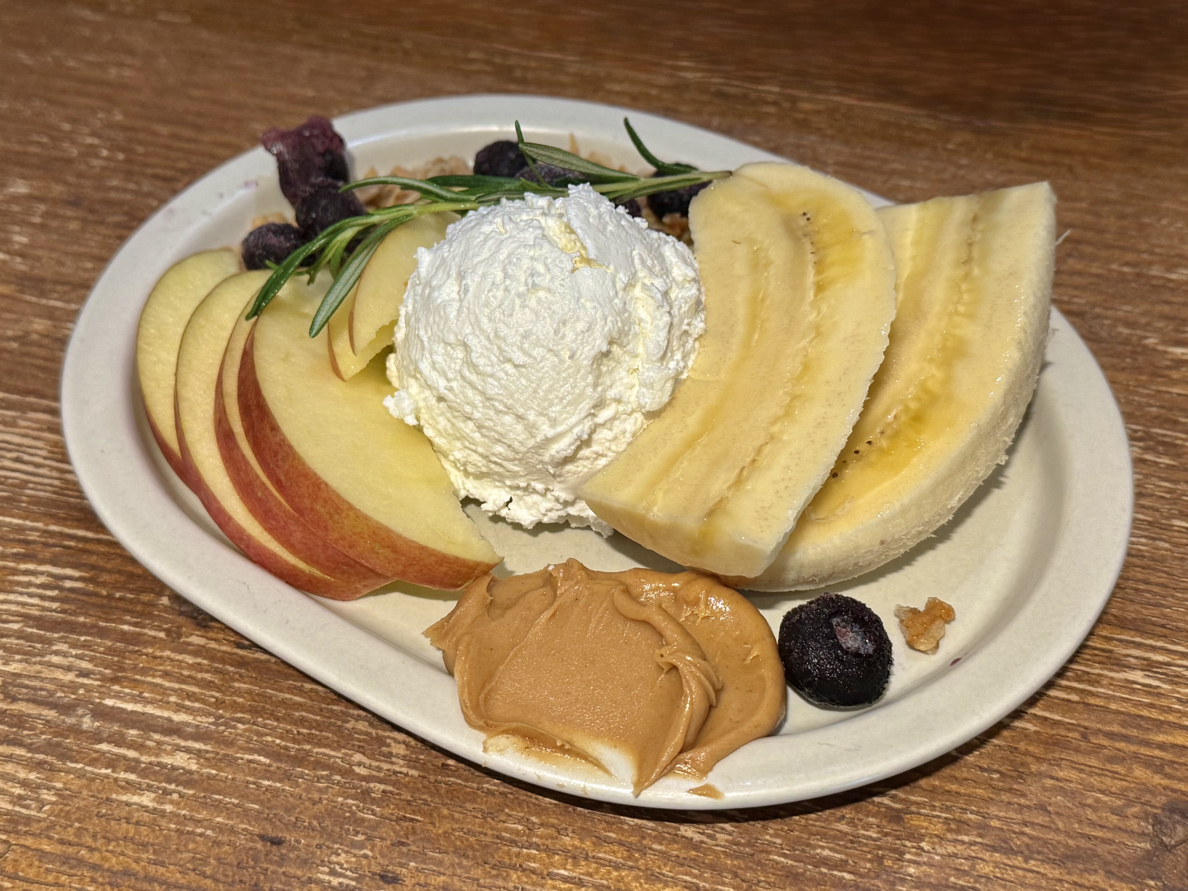 카페 오르트 연남의 땅콩버터사과 요거트