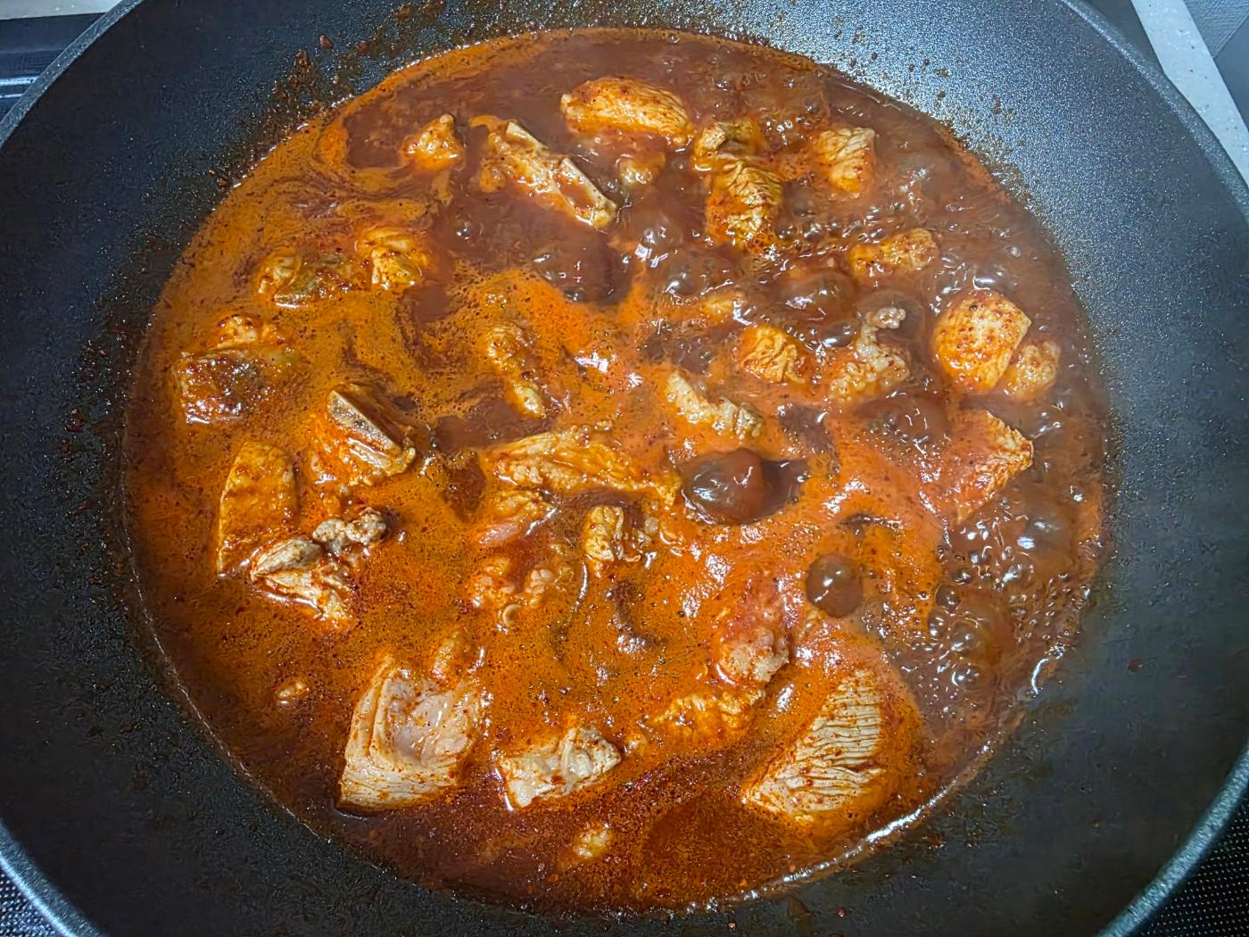 냄비에서 팔팔 끓는 매운갈비찜