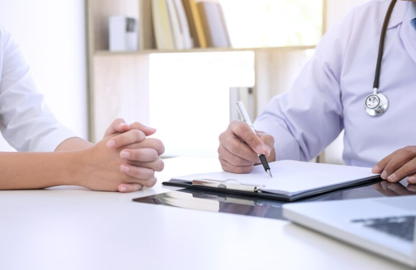 의사와 상담 중인 환자