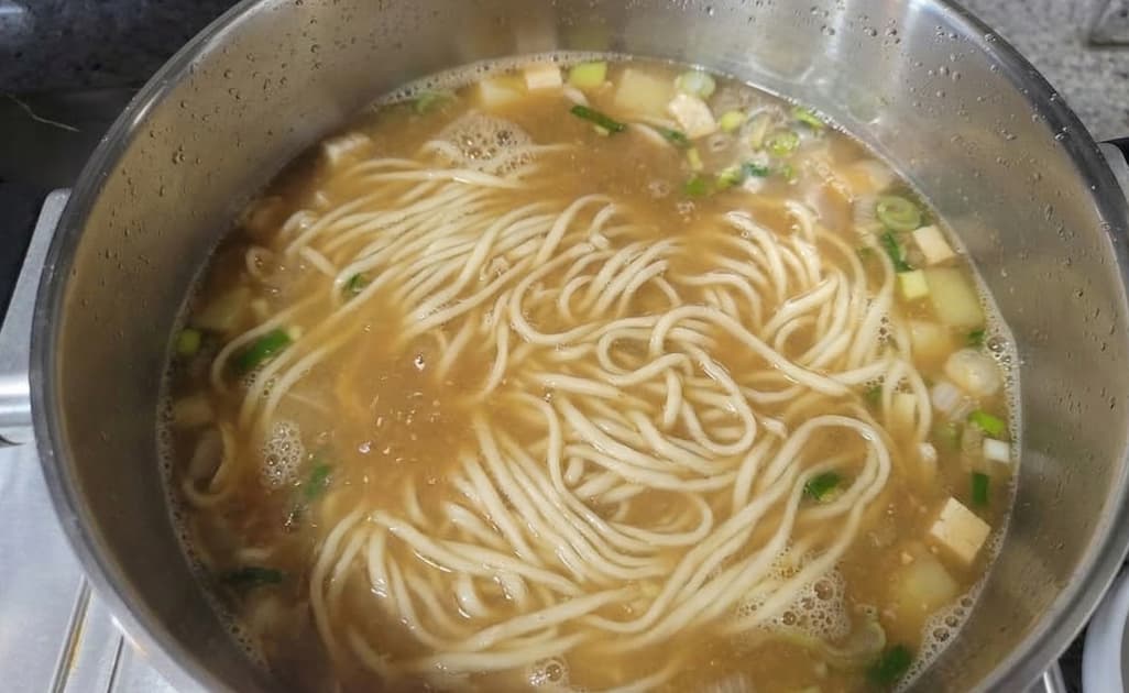 칼국수 면을 넣고 끓이는 모습
