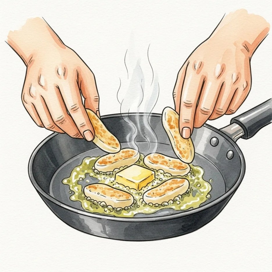 달궈진 팬에 떡과 버터를 넣어 볶는 손의 모습