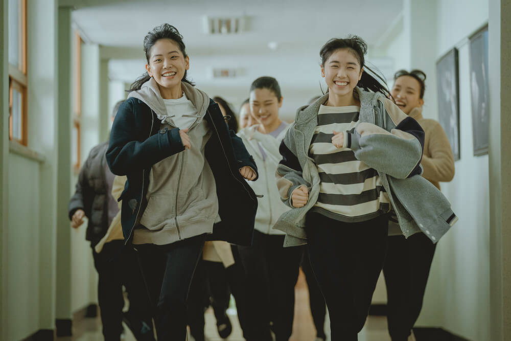 공연을 다시 할 수 있다는 사실을 듣고 기뻐서 뛰어가는 학생들