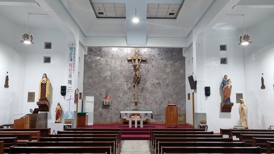 밀양 삼랑진성당 성전 안 십자고상, 감실, 제대, 제단 사진
