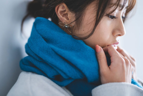 목도리를 하는 여자.