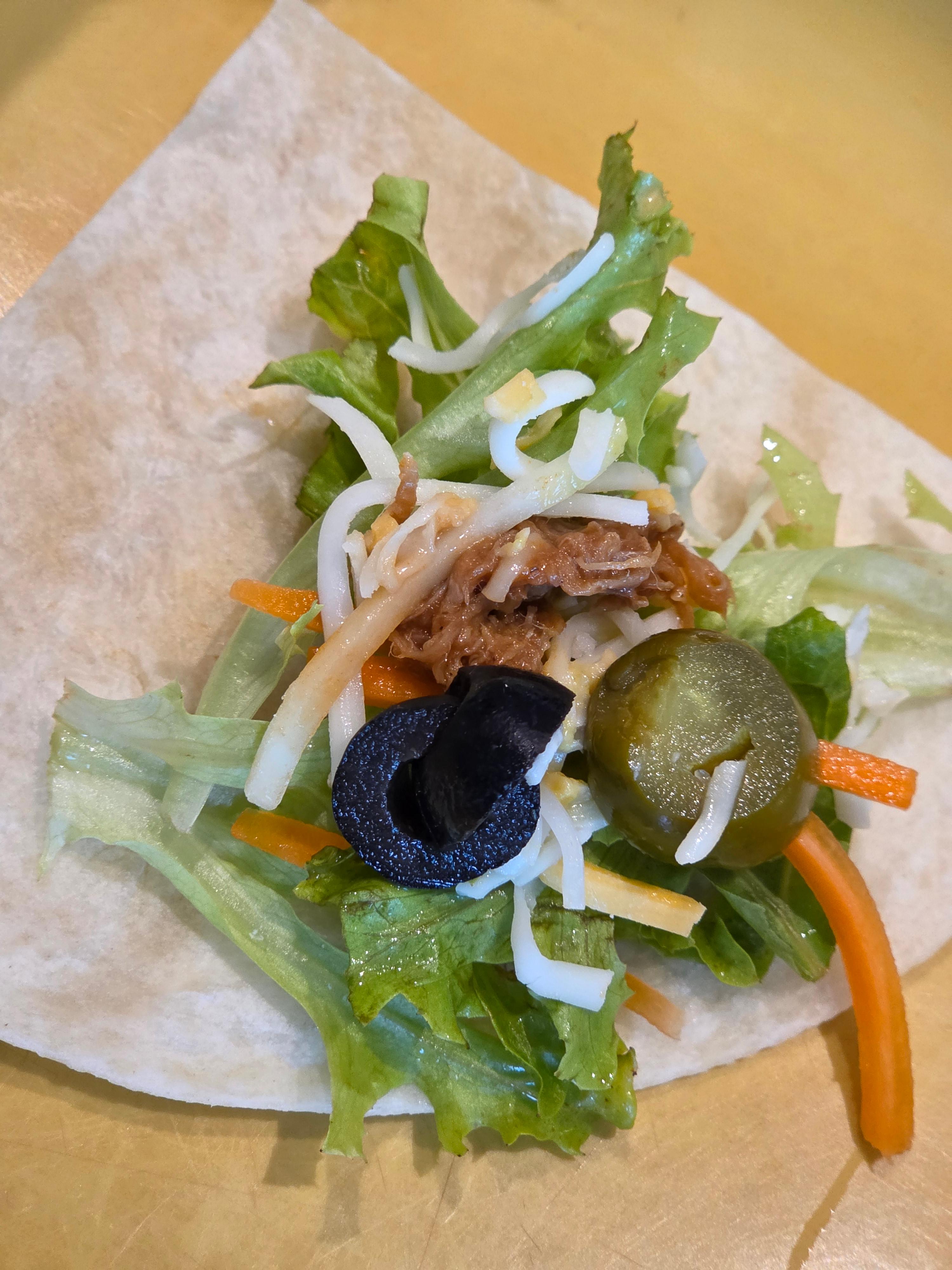 GS25 풀드포크 타코 샐러드 또띠아 위에 올린 채소 치즈 할라피뇨 블랙올리브 조합