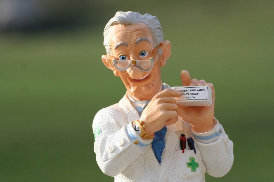 약을 소개하는 의사