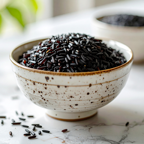 흑미는 껍질이 진한 자주색 또는 검정색을 띄는 통곡물입니다