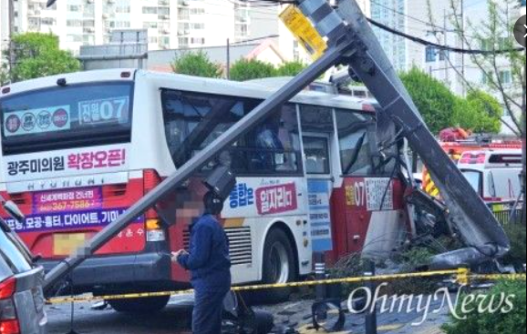 광주 시내버스 사고 남구 주월동 승합차 충돌 14명 부상
