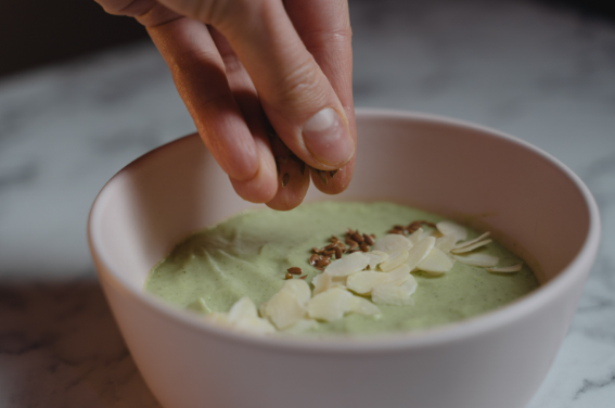 그래놀라, 치아 씨앗, 잘게 썬 코코넛 들어 있는 스무디볼 사진