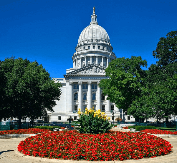 하얀색 건물이 있다. 미국 관공서로 멋진 둥근 지붕이 있다. 주변엔 푸른 나무들이 가득하다.