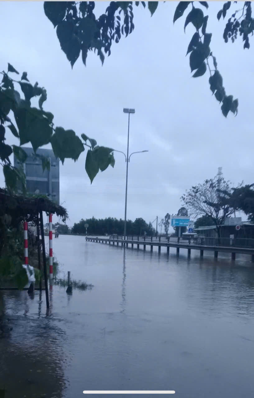 비와 바람으로 물에 잠긴 다낭 시내 도로