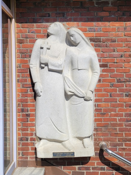 서울 서교동성당 입구에 있는 김효임 골롬바 셩녀(왼쪽)와 김효주 아녜스(오른쪽) 성녀 자매를 표현한 부조 작품입니다.