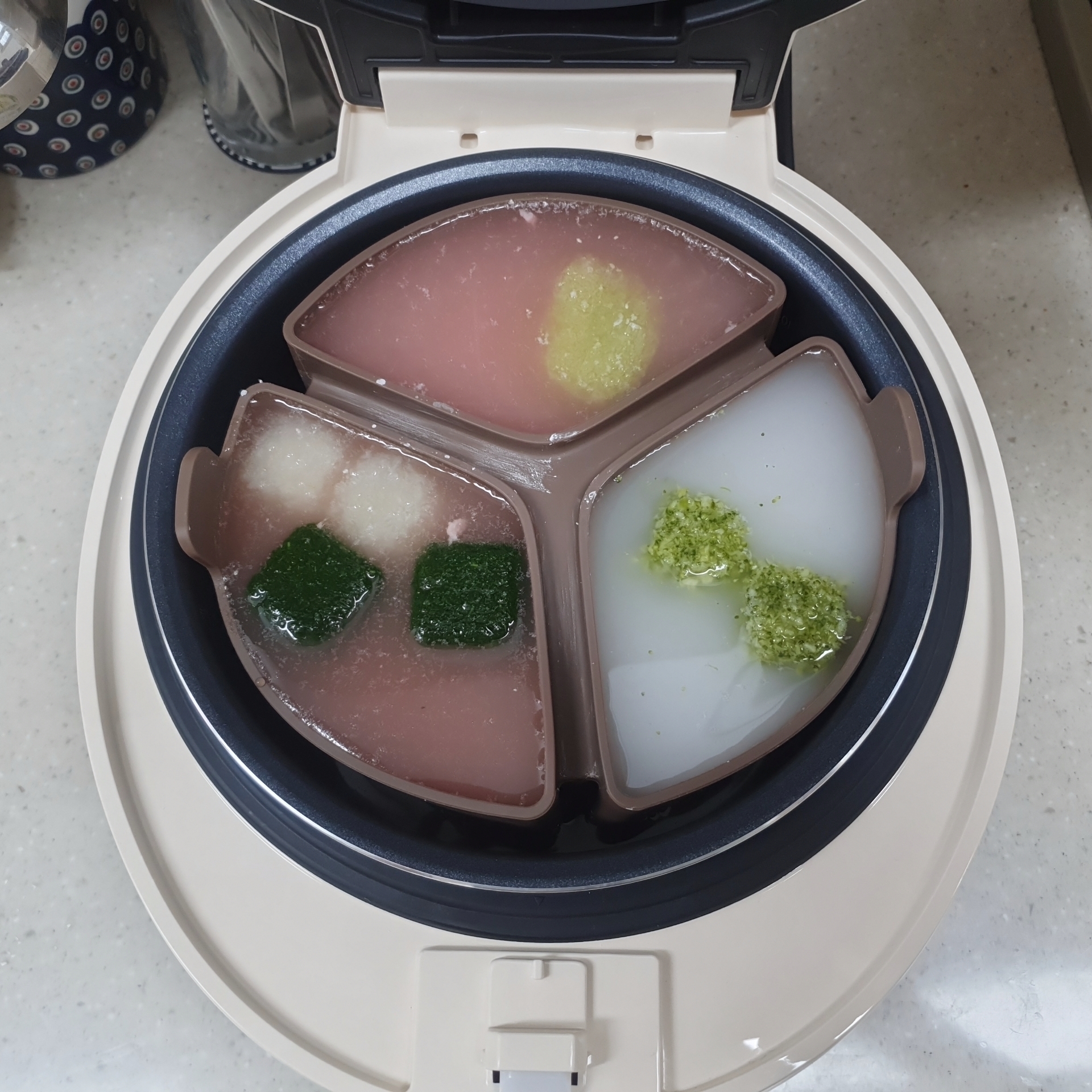 퍼기 칸막이 가득 차게 물을 부어 줍니다.