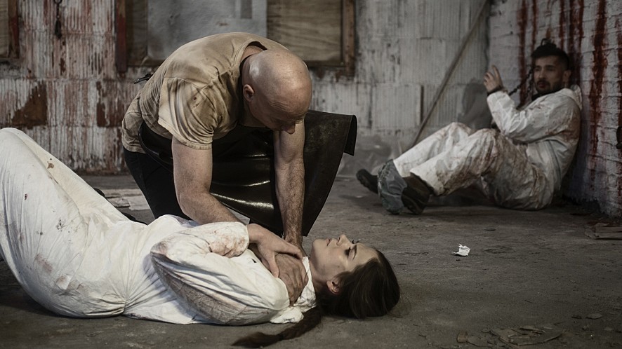 살인마가 여성의 목을 조르는 모습