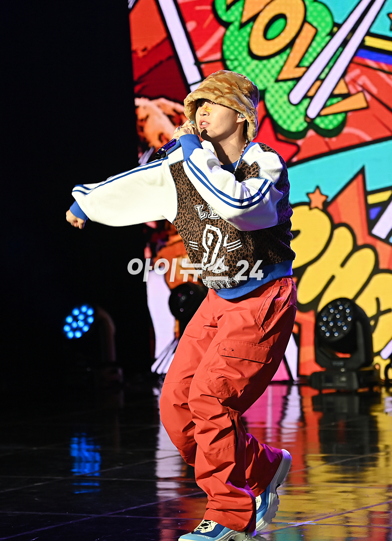 가수 김재환이 20일 오후 서울 강남구 일지아트홀에서 열린 여섯 번째 미니앨범 'J.A.M(잼) 발매 기념 미디어 쇼케이스에서 포토타임을 갖고 있다. [사진=곽영래 기자]