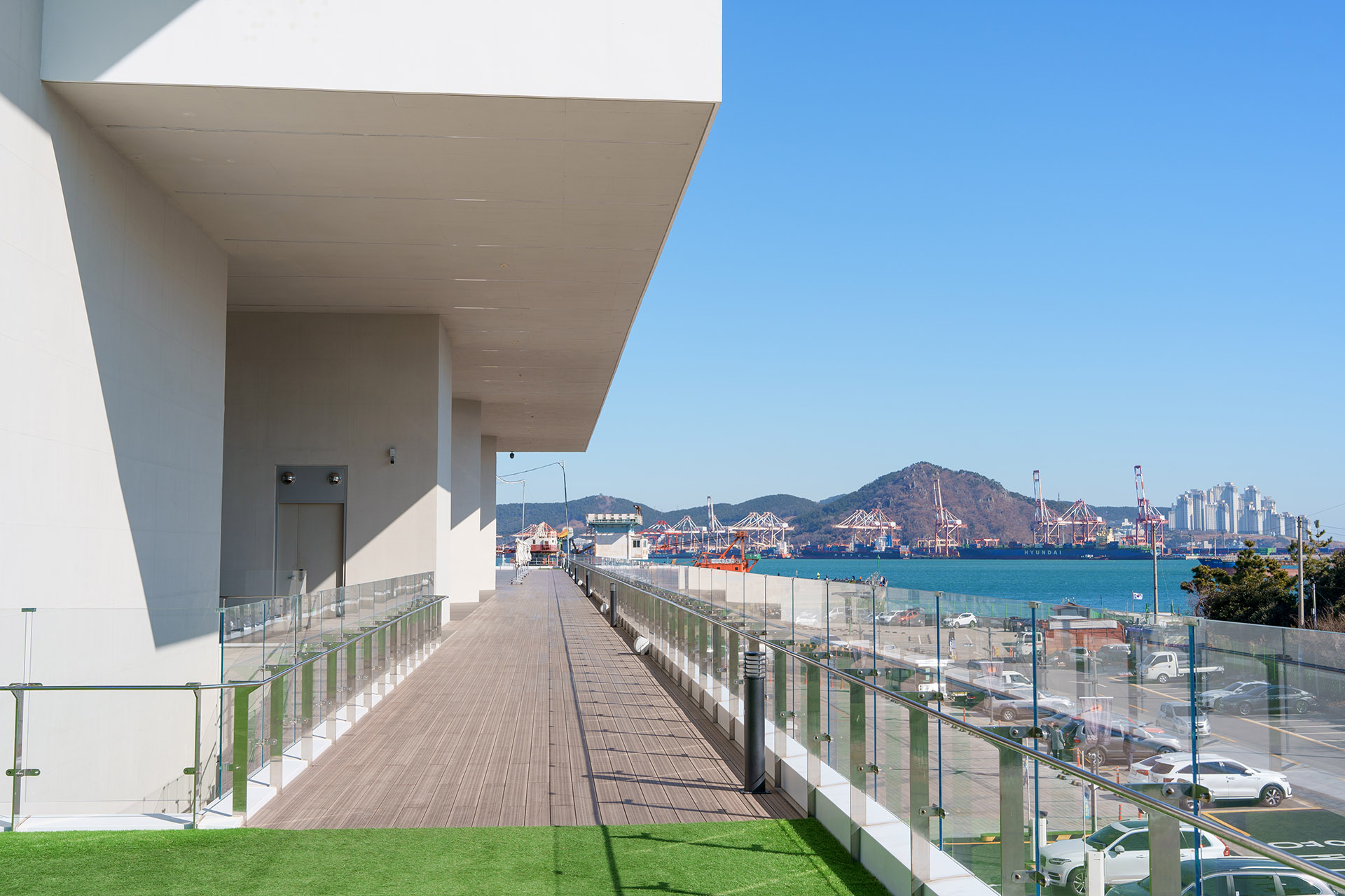 부산 영도 피아크 2층.