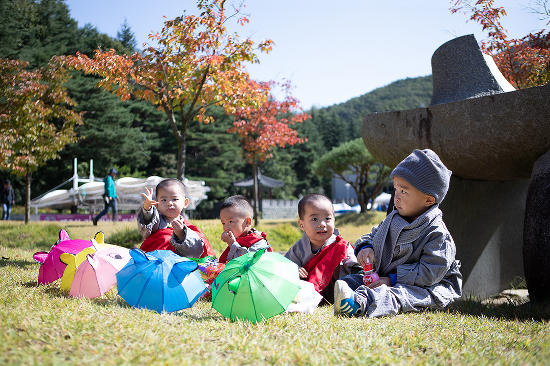 흰 가사 길 위를 걷는 작은 그림자,
그 발걸음은 무겁지 않지만, 수행의 싹은 아주 깊이 뿌리내립니다