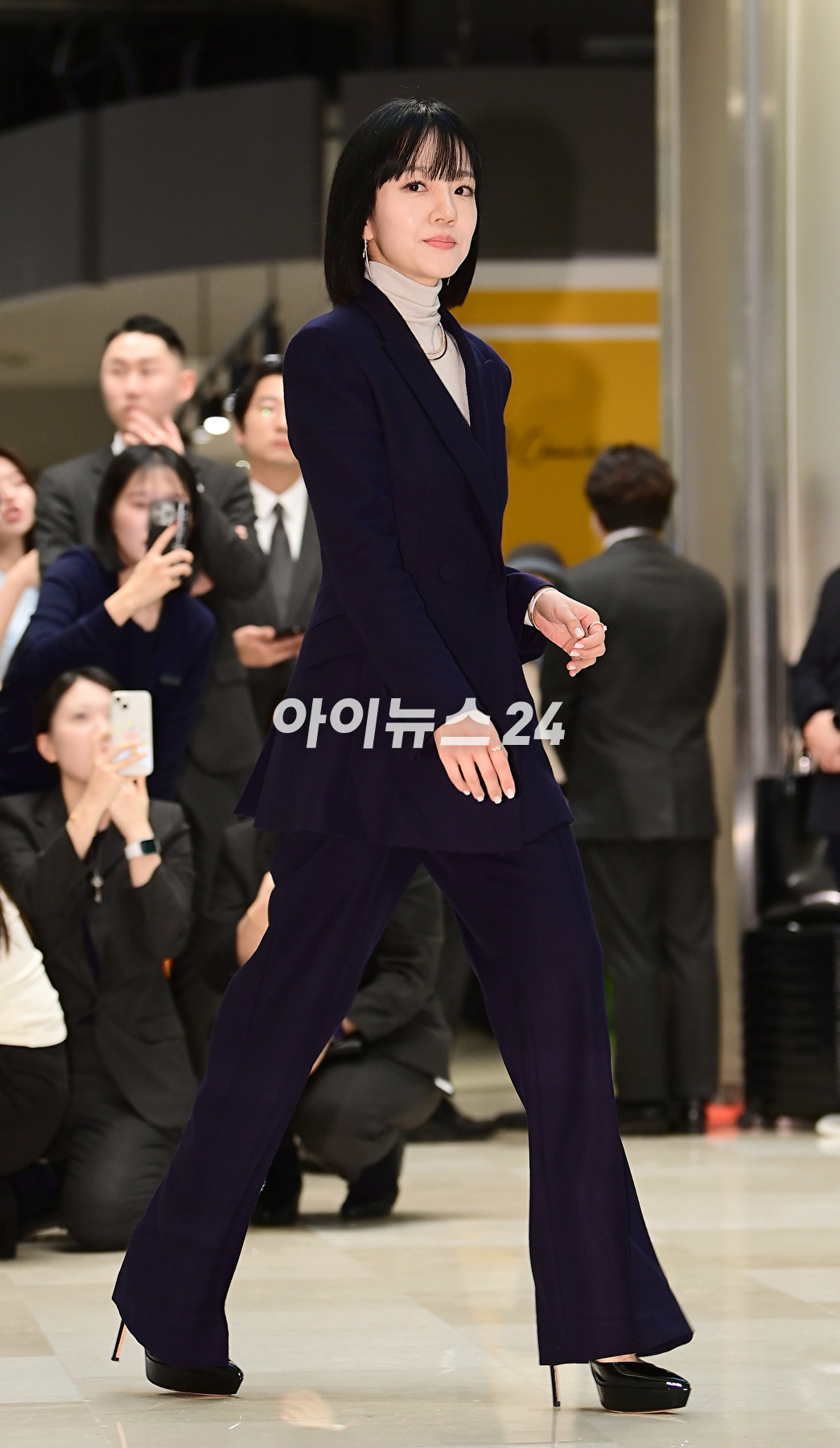 배우 임수정이 14일 서울 잠실 롯데월드타워몰에서 열린 한 주얼리 브랜드 팝업 스토어 행사에 참석하고 있다. [사진=정소희 기자]