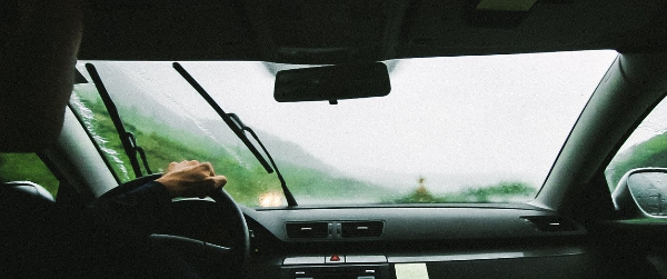 와이퍼 블레이드의 점검도 필수입니다