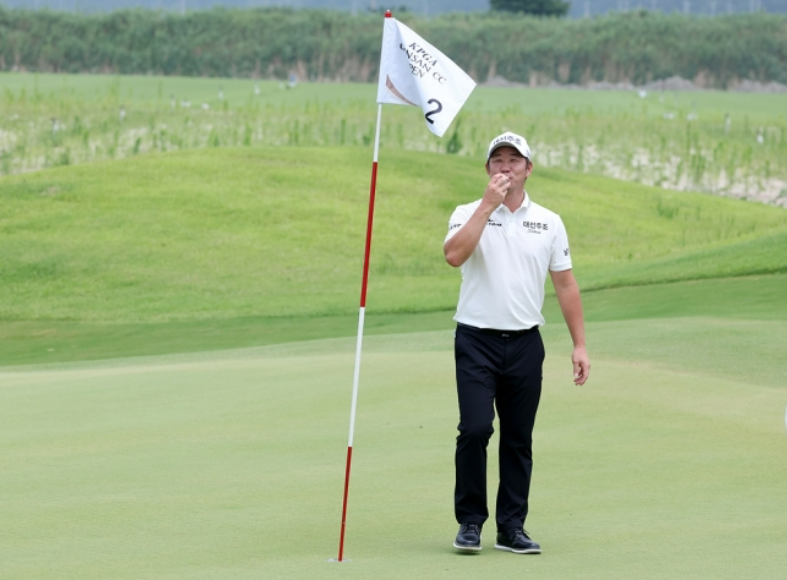 KPGA투어 군산CC오픈 대회 3라운드에서 앨버트로스를 기록하고 홀에 들어간 볼을 꺼내 입을 맞추는 강경남