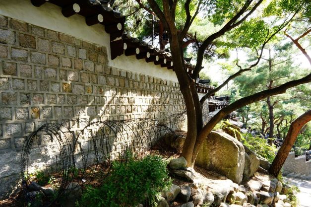 삼엄했던 경비의 흔적, 남겨진 철조망,