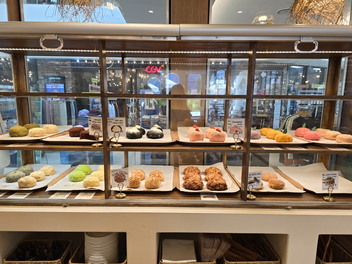 다양한 도나스들이 진여되어 있어요.