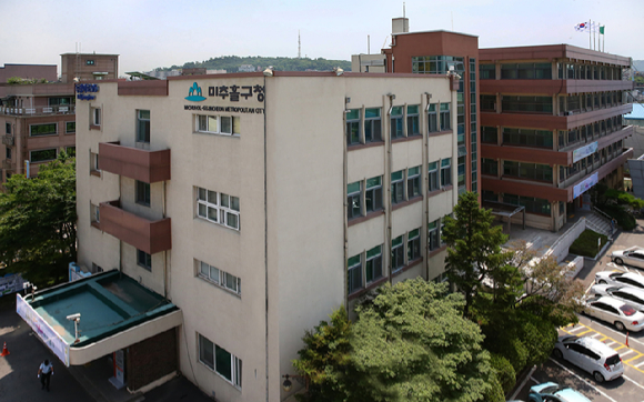 16일 미추홀구 등에 따르면 구는 지난 12일 약 4년간 구청 주차장 무료 주차로 이득을 본 소속 청원경찰 A씨에게 감사 결과를 토대로 훈계 및 215만원 상당 환수 처분을 통보했다. 위 사진은 미추홀구 청사 전경. [사진=뉴시스]