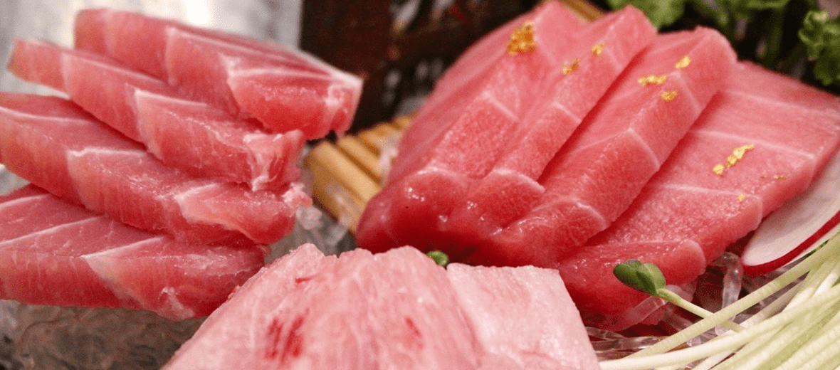 참치 회가 놓여 있다