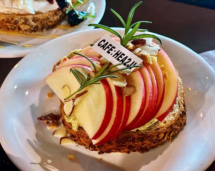 토요일은 밥이좋아 예산 윤봉길기념관 메타세콰이어길 오픈 샌드위치 맛집 그릭요거트 생과일 콘치즈 소시지 잠봉뵈르 예산10미 현지인 추천 토밥 좋아 방송정보