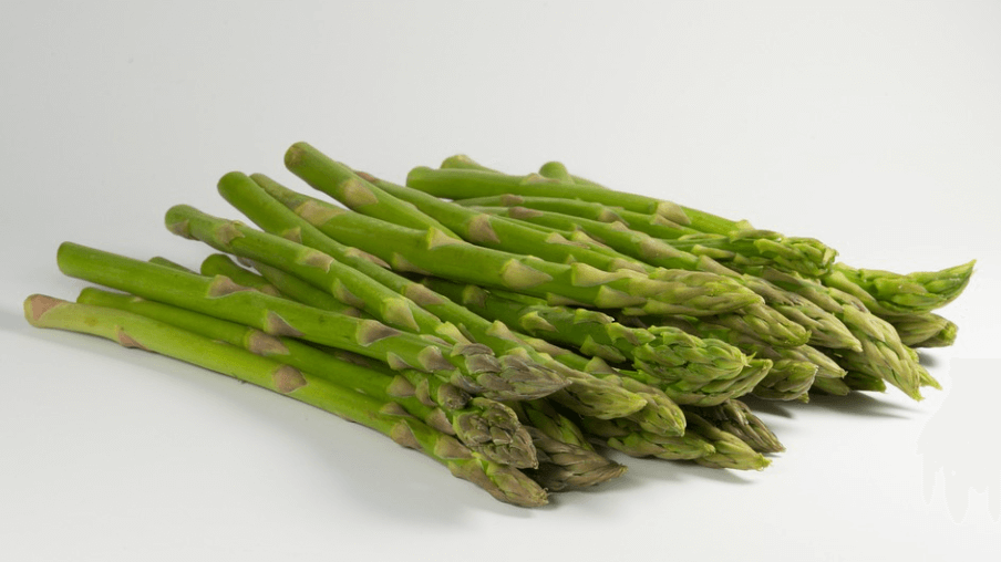 숙취해소에 좋은 음식 아스파라거스가 여러 개가 다듬어 져 있다