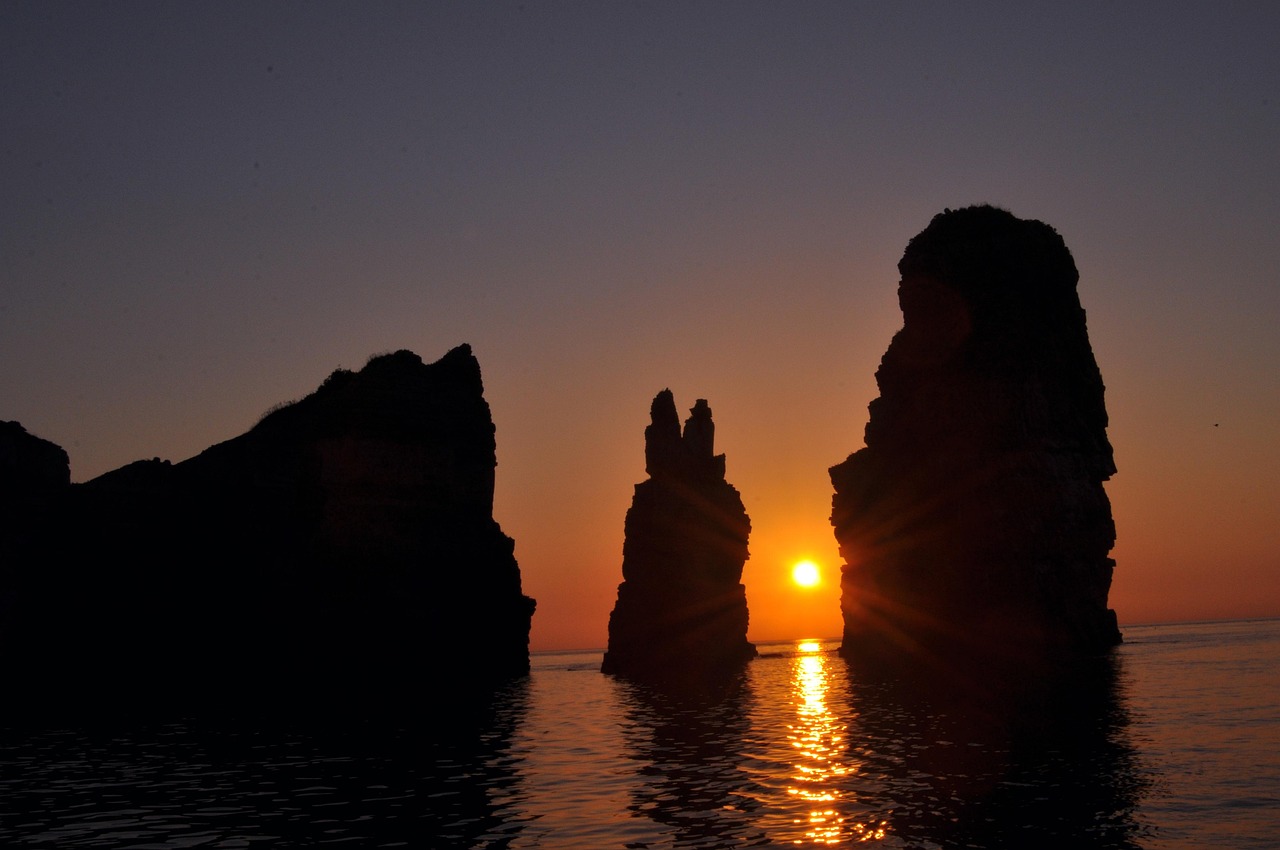 백령도 두무진에서 바라보는 일출