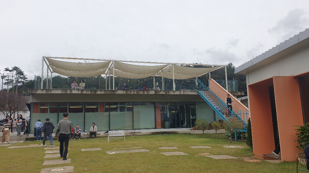 건물 2층 루프탑이 있다. 천으로 햇빛을 가리고 있다.