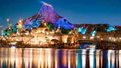 도쿄 디즈니씨가 조명에 비춰지고 있다.