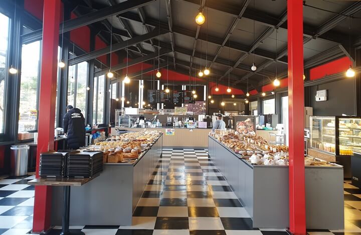 백운당제빵소의-다양한-빵들이-왼쪽-오른쪽에-가득-진열돼있다